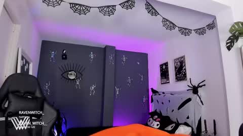 Snapshot of ravenwitch_ chatting on 10.13.25 Raven Witch online show from 10.13.25