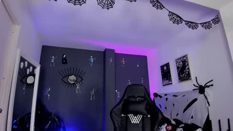 Snapshot of ravenwitch_ chatting on 10.29.25 Raven Witch online show from 10.29.25