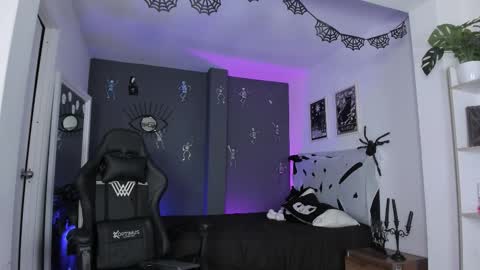 Snapshot of ravenwitch_ chatting on 11.08.25 Raven Witch online show from 11.08.25