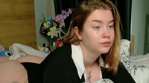 Snapshot of rebecca_lace chatting on 10.31.25 rebecca_lace online show from 10.31.25