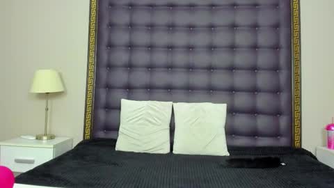 Snapshot of rebeccavibes chatting on 11.17.25 rebeccavibes online show from 11.17.25