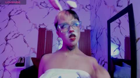 Snapshot of rebeka_baker chatting on 10.03.25 REBEKA online show from 10.03.25