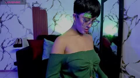 Snapshot of rebeka_baker chatting on 10.08.25 REBEKA online show from 10.08.25