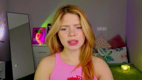 Snapshot of red__candy chatting on 10.21.25 red__candy online show from 10.21.25