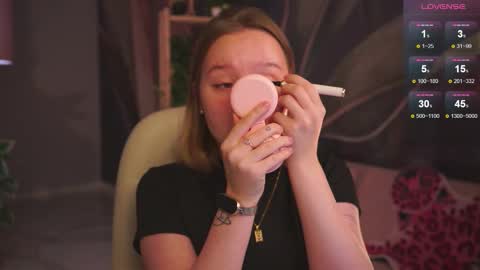 Snapshot of red_queeen chatting on 10.04.25 QUEEN OF EVIL online show from 10.04.25