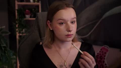 Snapshot of red_queeen chatting on 10.12.25 QUEEN OF EVIL online show from 10.12.25