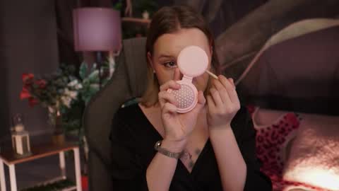 Snapshot of red_queeen chatting on 10.26.25 QUEEN OF EVIL online show from 10.26.25