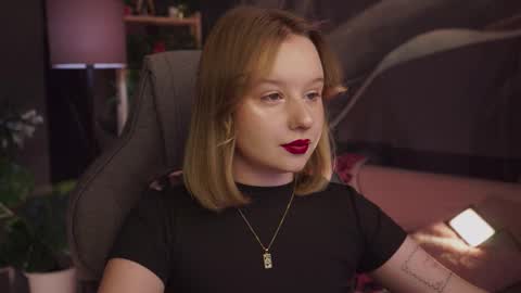 Snapshot of red_queeen chatting on 11.08.25 QUEEN OF EVIL online show from 11.08.25