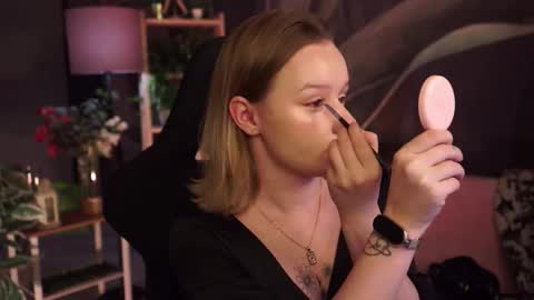 Snapshot of red_queeen chatting on 11.09.25 QUEEN OF EVIL online show from 11.09.25