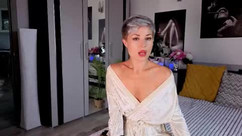 Snapshot of redhotline chatting on 10.01.25 Alex online show from 10.01.25