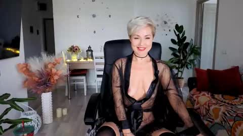 Snapshot of redhotline chatting on 11.12.25 Alex online show from 11.12.25