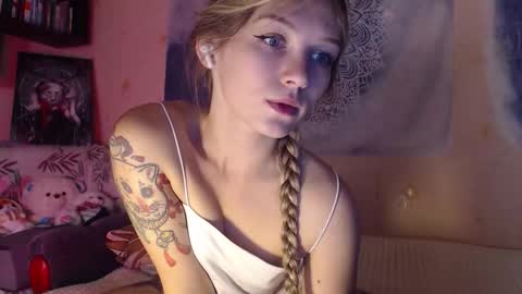 Snapshot of redmoonhead chatting on 10.05.25 Ana online show from 10.05.25