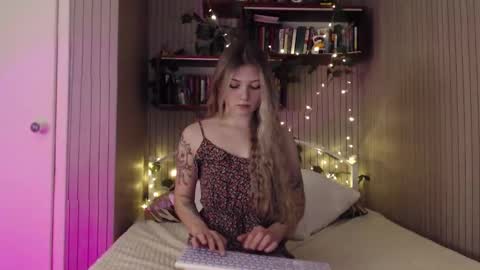 Snapshot of redmoonhead chatting on 12.04.25 Ana online show from 12.04.25