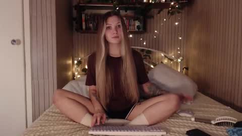 Snapshot of redmoonhead chatting on 12.17.25 Ana online show from 12.17.25