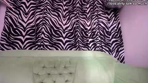 Snapshot of redroomxx chatting on 10.03.25 MIA online show from 10.03.25