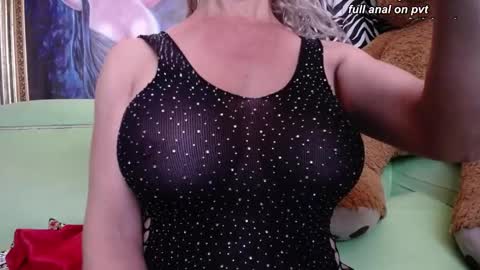 Snapshot of redroomxx chatting on 10.04.25 MIA online show from 10.04.25