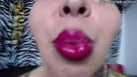 Snapshot of redroomxx chatting on 10.06.25 MIA online show from 10.06.25