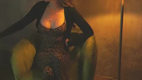 Snapshot of redsparrow__ chatting on 09.14.25 Red online show from 09.14.25