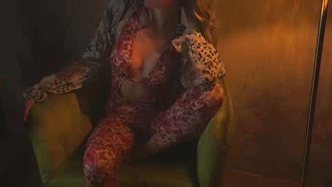 Snapshot of redsparrow__ chatting on 10.18.25 Red online show from 10.18.25