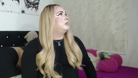 Snapshot of redvelvett22 chatting on 11.10.25 redvelvett22 online show from 11.10.25