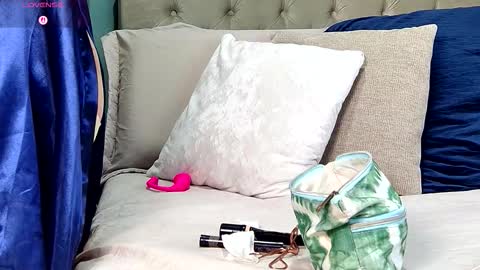 Snapshot of reese_yanella chatting on 10.25.25 Yanella online show from 10.25.25