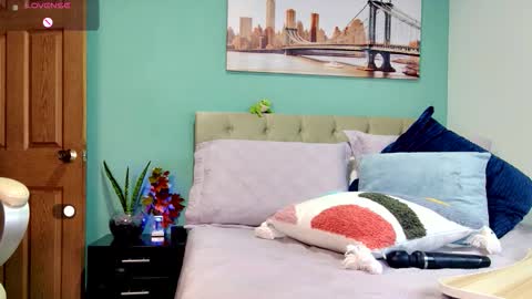 Snapshot of reese_yanella chatting on 11.08.25 Yanella online show from 11.08.25