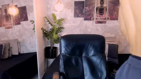 Snapshot of regan_pearson chatting on 10.02.25 Regan online show from 10.02.25