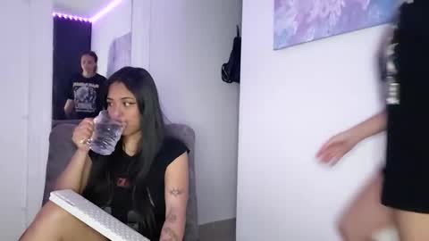 Snapshot of reina_reina chatting on 03.25.26 reina_reina online show from 03.25.26