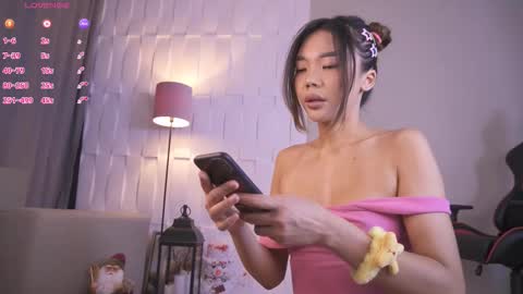 Snapshot of ren_esma chatting on 12.18.25 Ren online show from 12.18.25