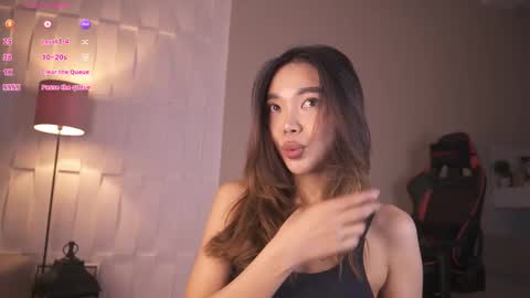 Snapshot of ren_esma chatting on 12.20.25 Ren online show from 12.20.25