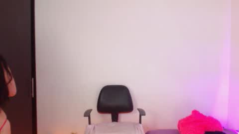 Snapshot of renata_ruiz chatting on 10.06.25 online show from 10.06.25