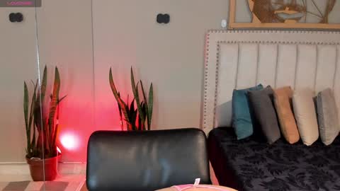 Snapshot of renataruiz_rr chatting on 02.05.25 online show from 02.05.25