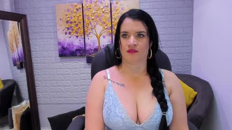 Snapshot of renataruiz_rr chatting on 02.08.25 online show from 02.08.25