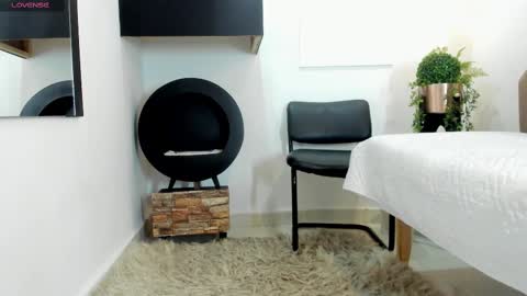 Snapshot of renataruiz_rr chatting on 02.22.25 online show from 02.22.25