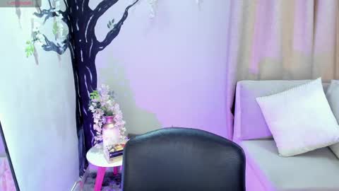 Snapshot of renataruiz_rr chatting on 09.18.25 online show from 09.18.25