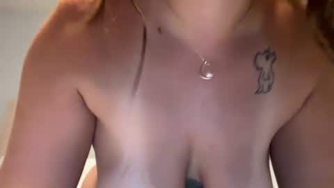 Snapshot of renimoonxo chatting on 06.24.26 renimoonxo online show from 06.24.26