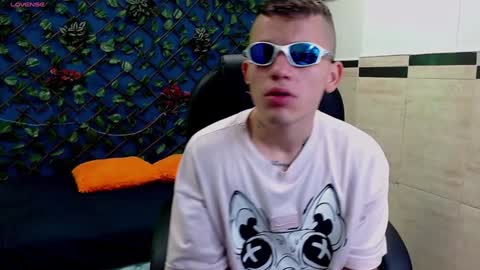 Snapshot of rennesanti chatting on 01.11.25 R E N E online show from 01.11.25