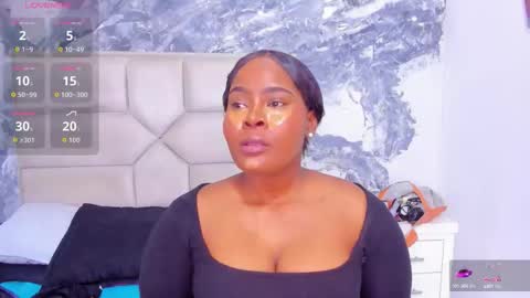 Snapshot of rianamanson chatting on 10.13.25 Riana online show from 10.13.25