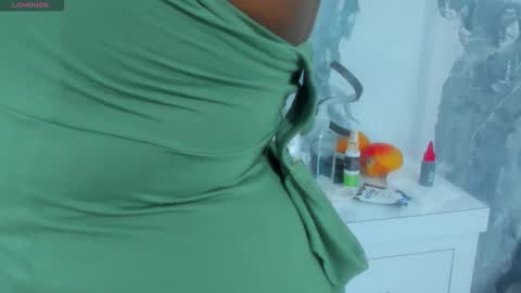 Snapshot of rianamanson chatting on 10.19.25 Riana online show from 10.19.25