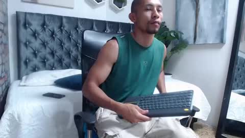 Snapshot of richar_voller chatting on 04.27.26 richar_voller online show from 04.27.26