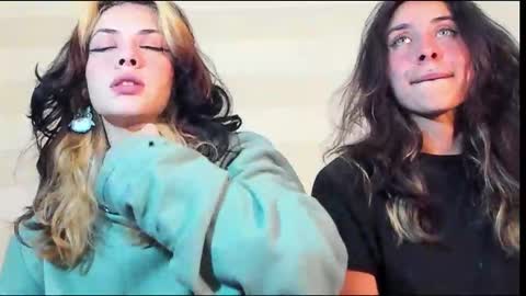 Snapshot of riley_colors chatting on 12.14.25 Riley online show from 12.14.25