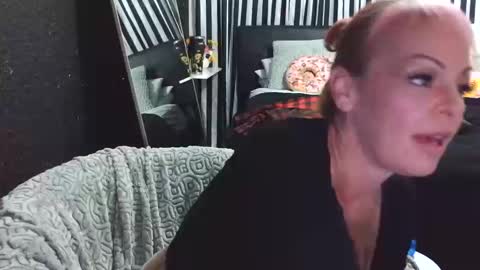 Snapshot of rileyraerhoads chatting on 10.17.25 rileyraerhoads online show from 10.17.25