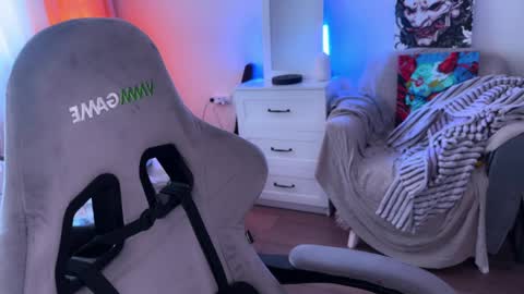   DianaBrite            fansl y online show from 04.11.26