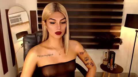 Snapshot of ririmoorets chatting on 10.10.25 riri online show from 10.10.25