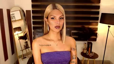 Snapshot of ririmoorets chatting on 10.17.25 riri online show from 10.17.25