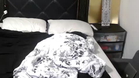 Snapshot of riversaint chatting on 09.12.25 River Saint online show from 09.12.25