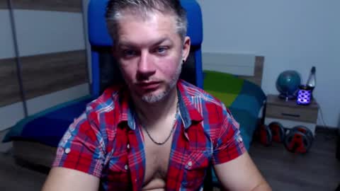 Snapshot of robbyshawz chatting on 10.10.25 robbyshawz online show from 10.10.25