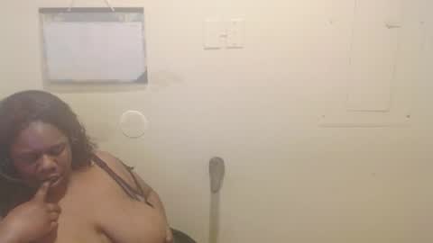 Snapshot of robertswhitney52 chatting on 10.03.25 robertswhitney52 online show from 10.03.25