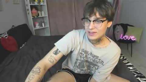 Snapshot of roberttate_ chatting on 11.26.25 RobertTate online show from 11.26.25