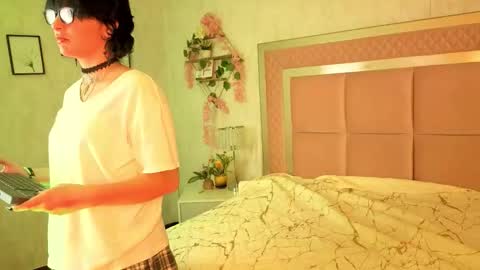 Snapshot of robinbennett chatting on 10.16.25 robin D online show from 10.16.25